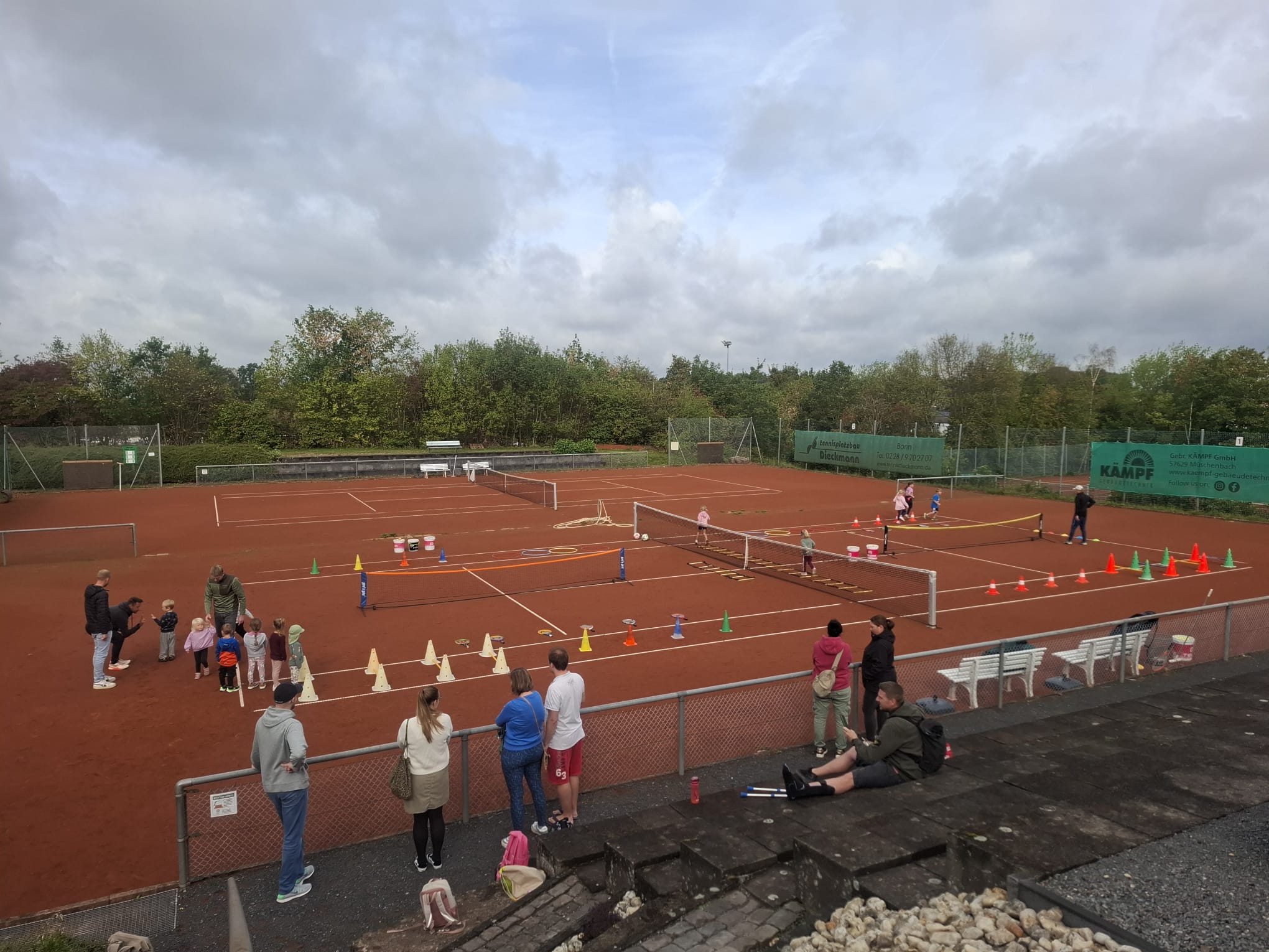Kinder und Familien erleben gemeinsam den Auftakt der Ballschule auf der Tennisanlage