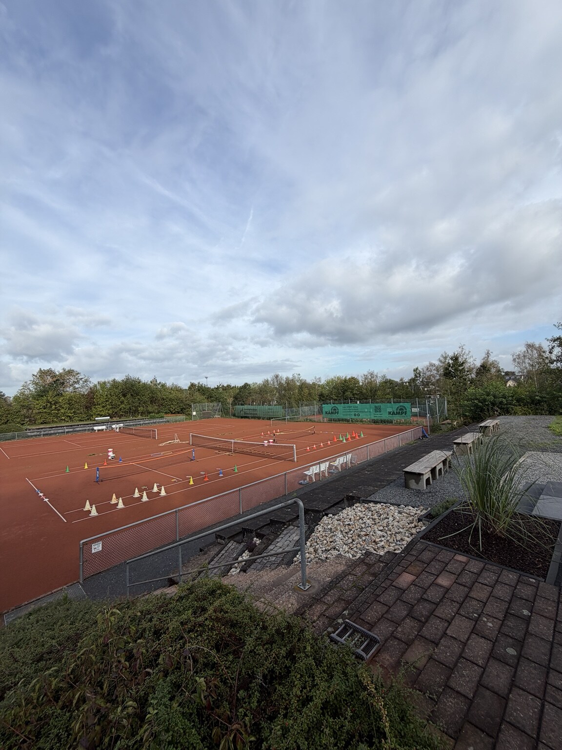 Blick auf die Tennisanlage des TuS Hachenburg